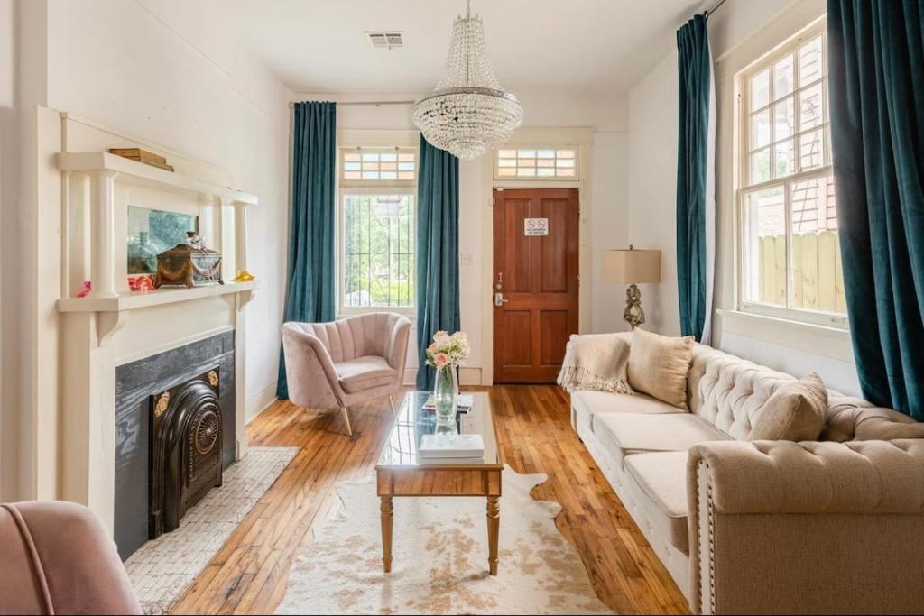 uma sala de estar com um sofá e uma lareira em Elegant Renovated House With Relaxing Courtyard em Nova Orleans