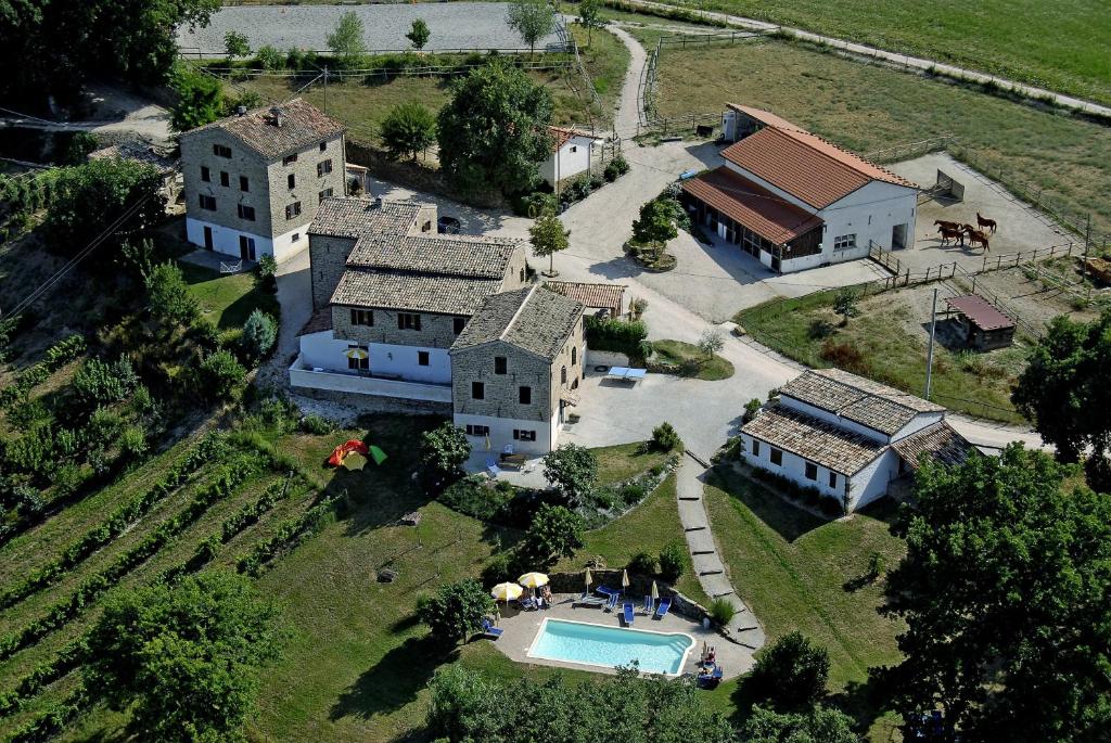 ペルゴラにあるAgriturismo Alla Vecchia Querciaのスイミングプール付きの家屋の空中ビュー