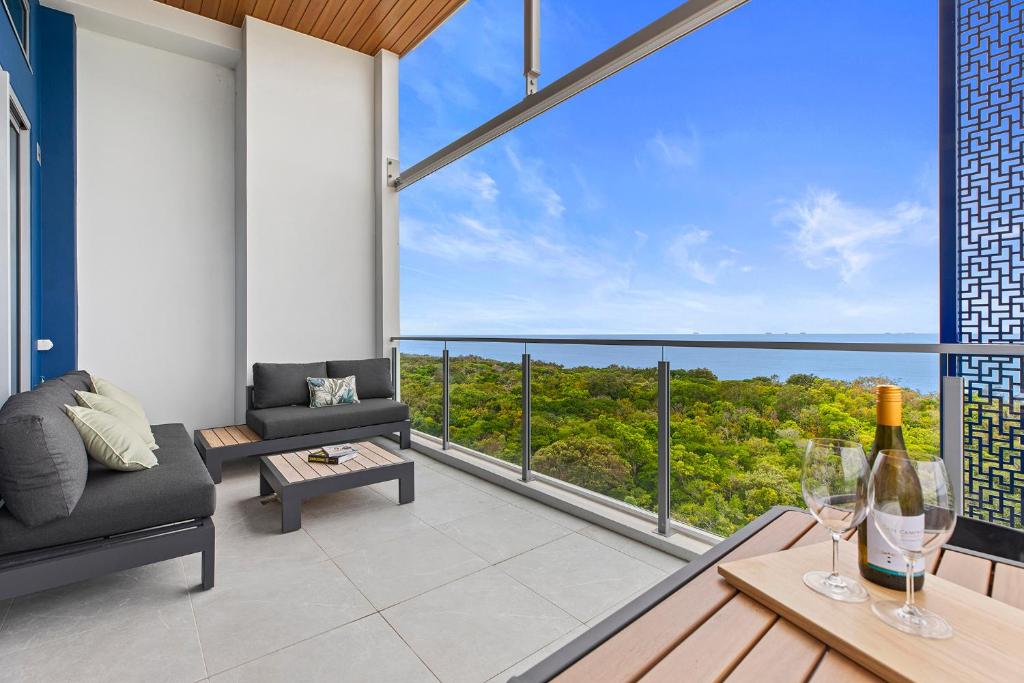 カワナ・ウォーターズにあるAbsolute Beachfront 3 Bedroom Penthouse Bokarina Sunshine Coastの海の景色を望むリビングルーム