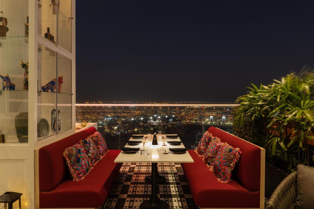 Posezení v ubytování Radisson Dubai Damac Hills