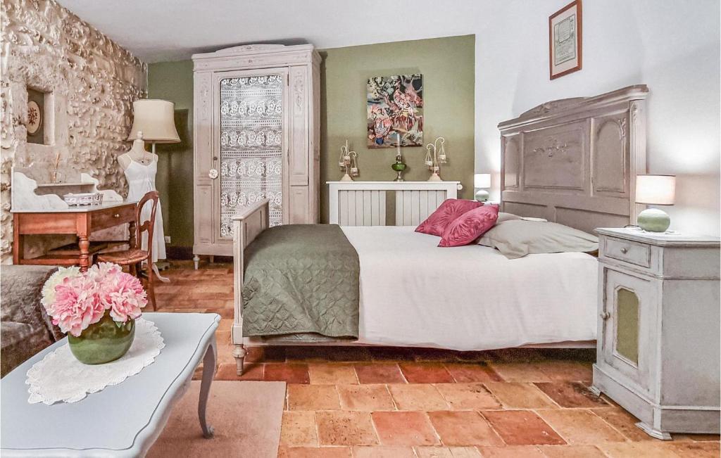 1 dormitorio con cama, escritorio y mesa en Stunning Home In Saint-sulpice-de-cogna With Kitchen, en Saint-Sulpice-de-Cognac