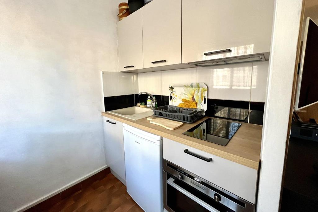 Dapur atau dapur kecil di Beautiful 22m with parking