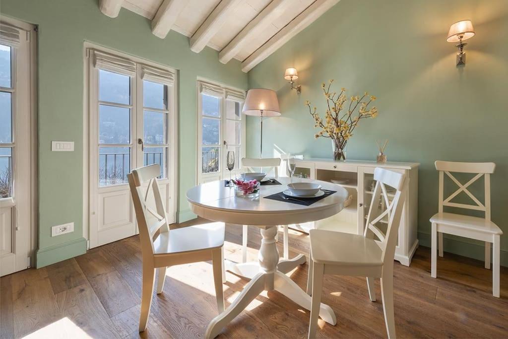 ein Esszimmer mit einem Tisch und Stühlen in der Unterkunft Isola Bella Apartments Via Stretta in Stresa