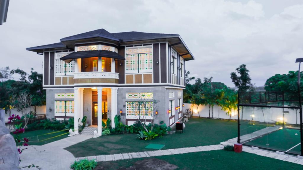 eine Einrichtung eines Hauses mit Garten in der Unterkunft UNWND BOUTIQUE HOTEL CALATAGAN in Batangas City