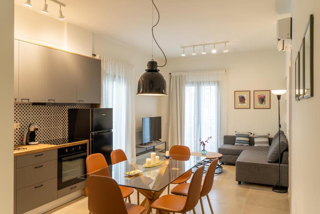 eine Küche und ein Wohnzimmer mit einem Tisch und Stühlen in der Unterkunft Esperos Studios and Apartments, #1 and #5 in Stalida