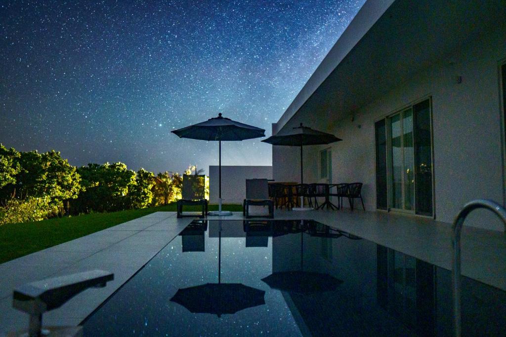 una piscina por la noche con un cielo estrellado en Crystal Villa Bayside, en Isla Miyako