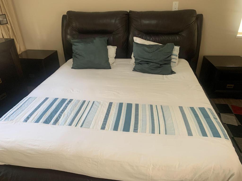 Safari Apartments -Beautiful 3 bedrooms, 10-seater dining , TV room, Garden & Pool - Appartement Supérieur