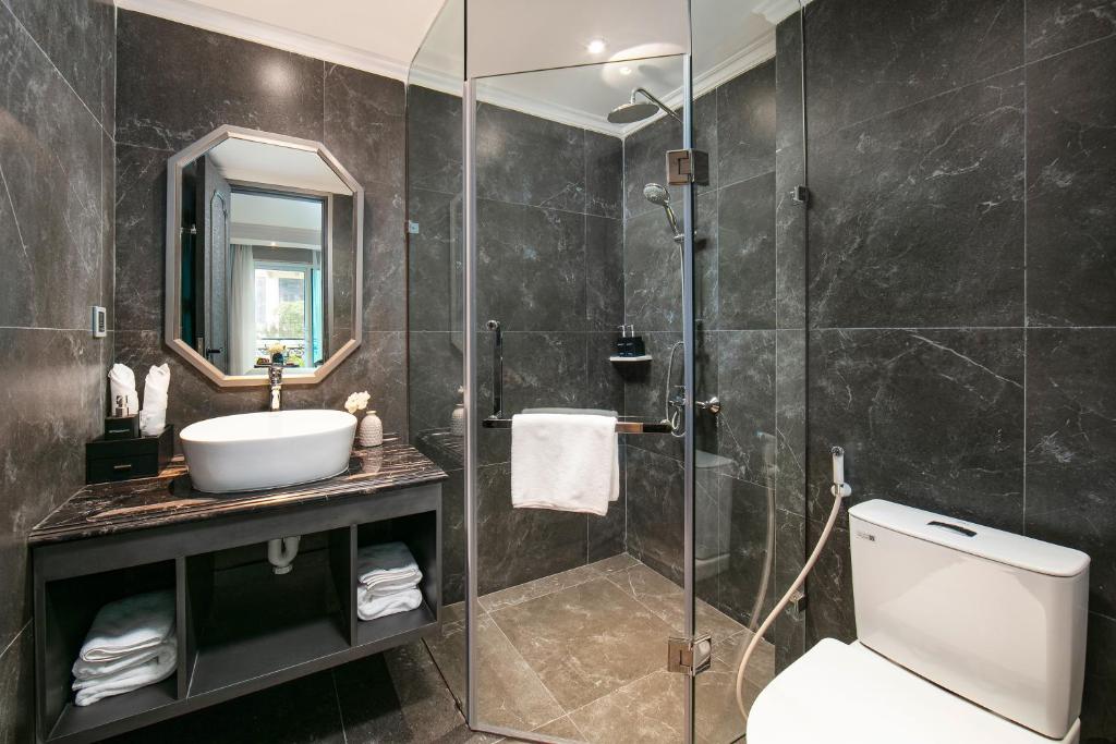 Un baño de Hanoi L'Heritage Hotel & Gym - Spa