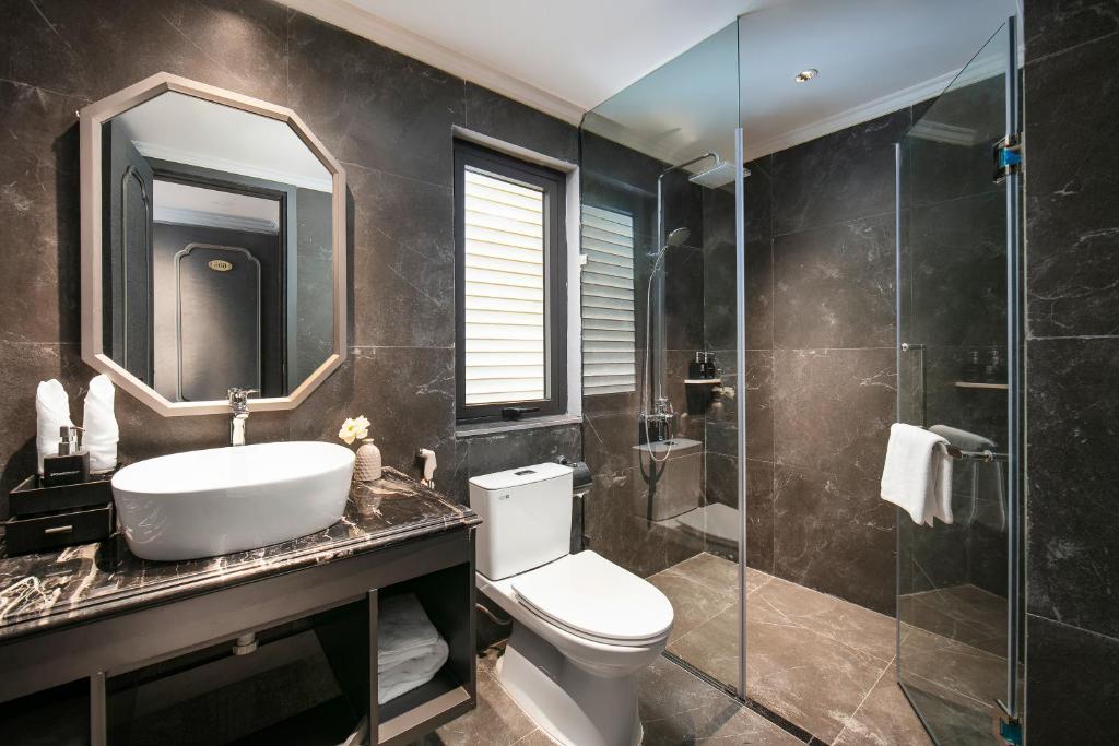 Un baño de Hanoi L'Heritage Hotel & Gym - Spa