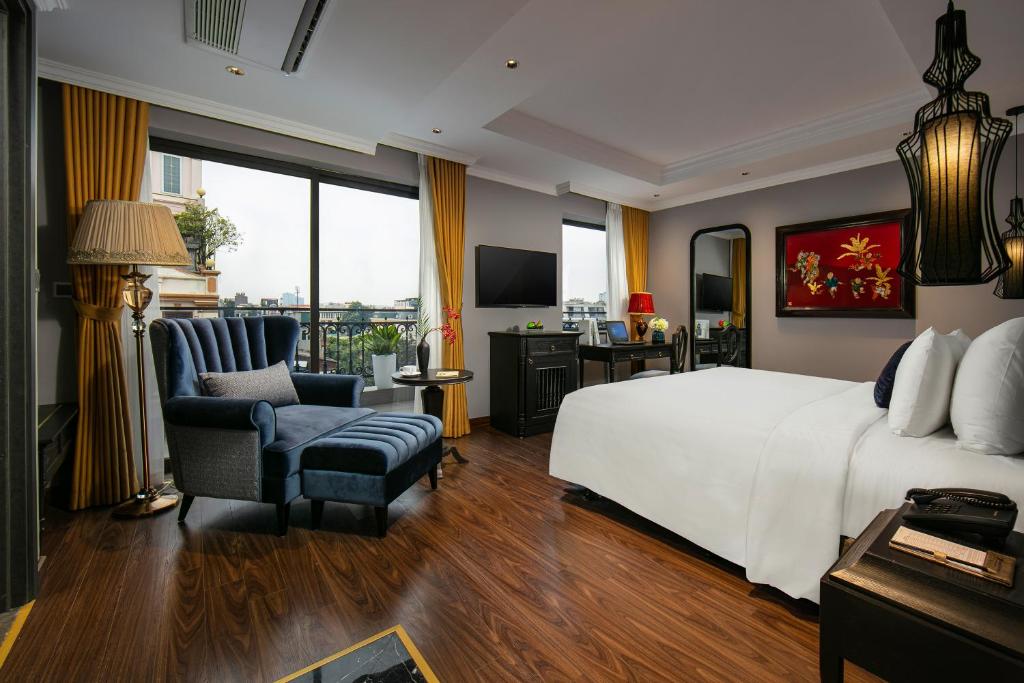 Una televisión o centro de entretenimiento en Hanoi L'Heritage Hotel & Gym - Spa