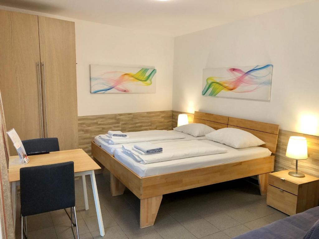 um quarto com uma cama, uma mesa e uma secretária em AJO Vienna Terrace - Contactless Check-in em Viena