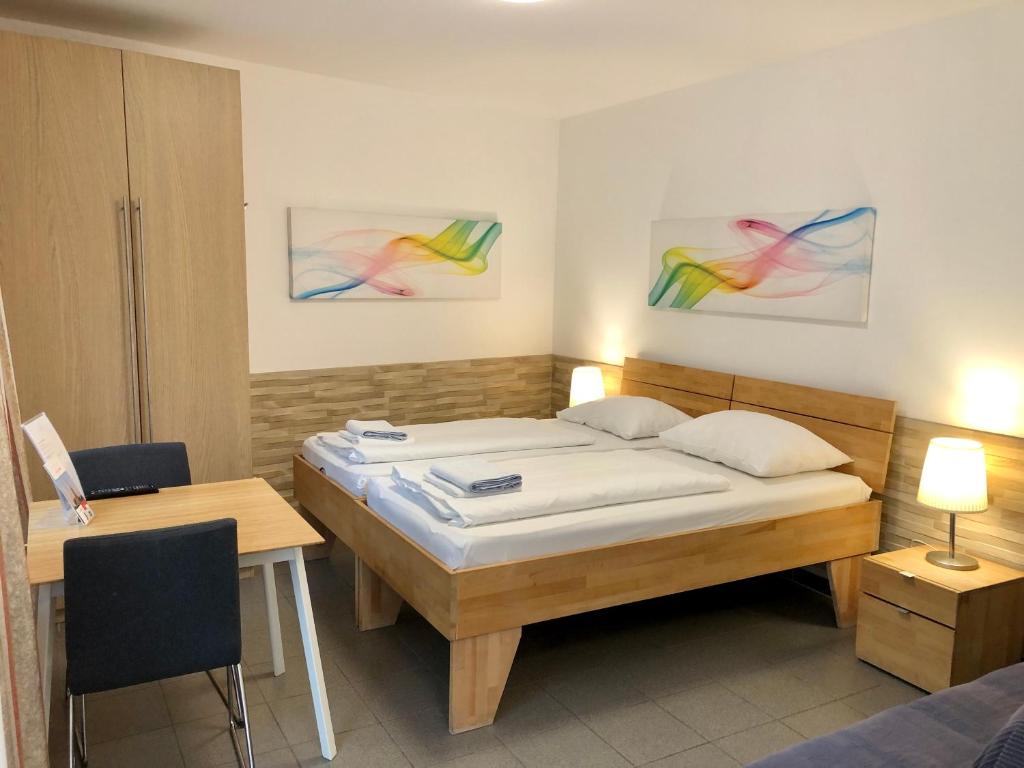 - une chambre avec un lit, une table et un bureau dans l'établissement AJO Vienna Terrace - Contactless Check-in, à Vienne