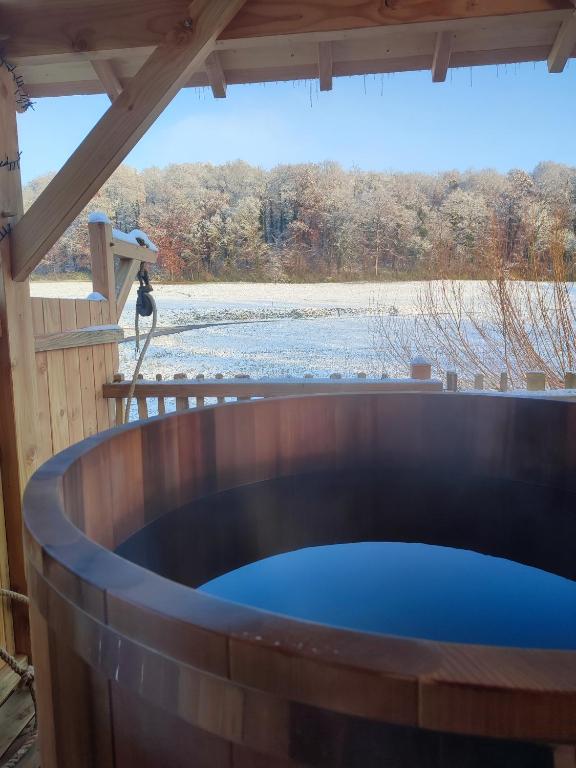 Fotografia z galérie ubytovania La cabane au bain perché v destinácii Aspach