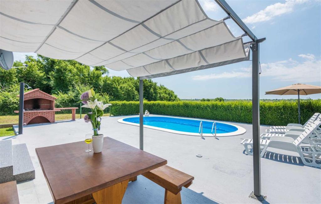 Holiday Home Flora with pool - Three-Bedroom House
