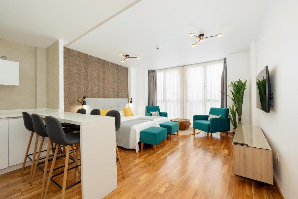 Televízia a/alebo spoločenská miestnosť v ubytovaní Apartamentos Debambú