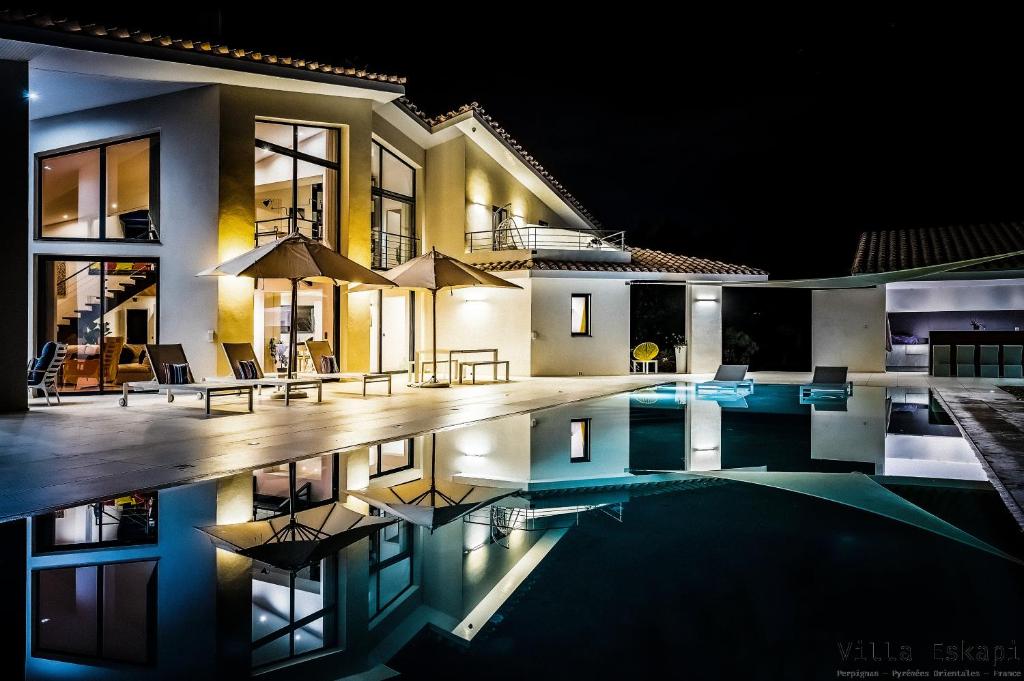 una villa con piscina di notte di Villa Eskapi Perpignan a Perpignano