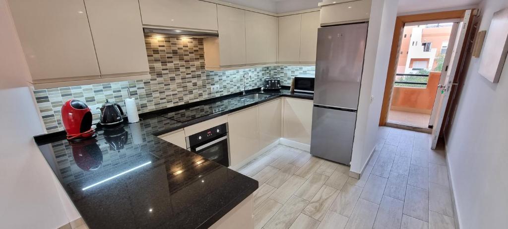 Kuchyňa alebo kuchynka v ubytovaní Homes of Spain, Apartamentos Paraíso, Ed Palmerston, Atico B a pie de Playa, piscina privada en solárium, WI-FI