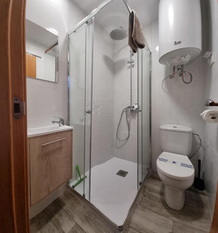 Kúpeľňa v ubytovaní Homes of Spain, Apartamentos Paraíso, Ed Palmerston, Atico B a pie de Playa, piscina privada en solárium, WI-FI