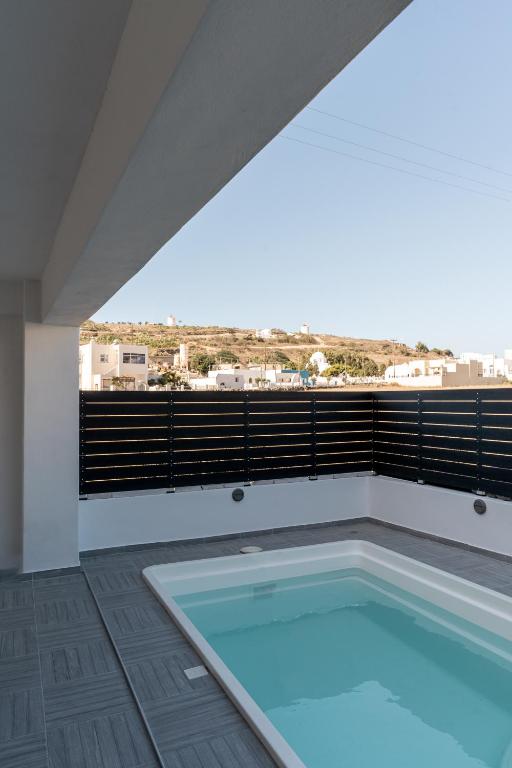 Bazén v ubytování SantoRossa Luxury Villas nebo v jeho okolí