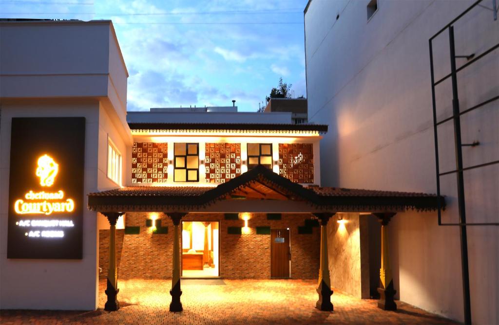 un edificio con una señal delante de él en Chetinaad Courtyard Gandhipuram by Centre Park, en Coimbatore