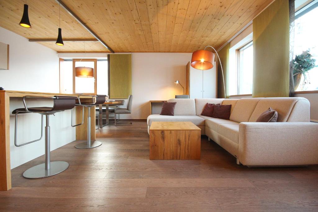 een woonkamer met een bank en een tafel bij Appartements Waluliso by Schladming-Appartements in Schladming