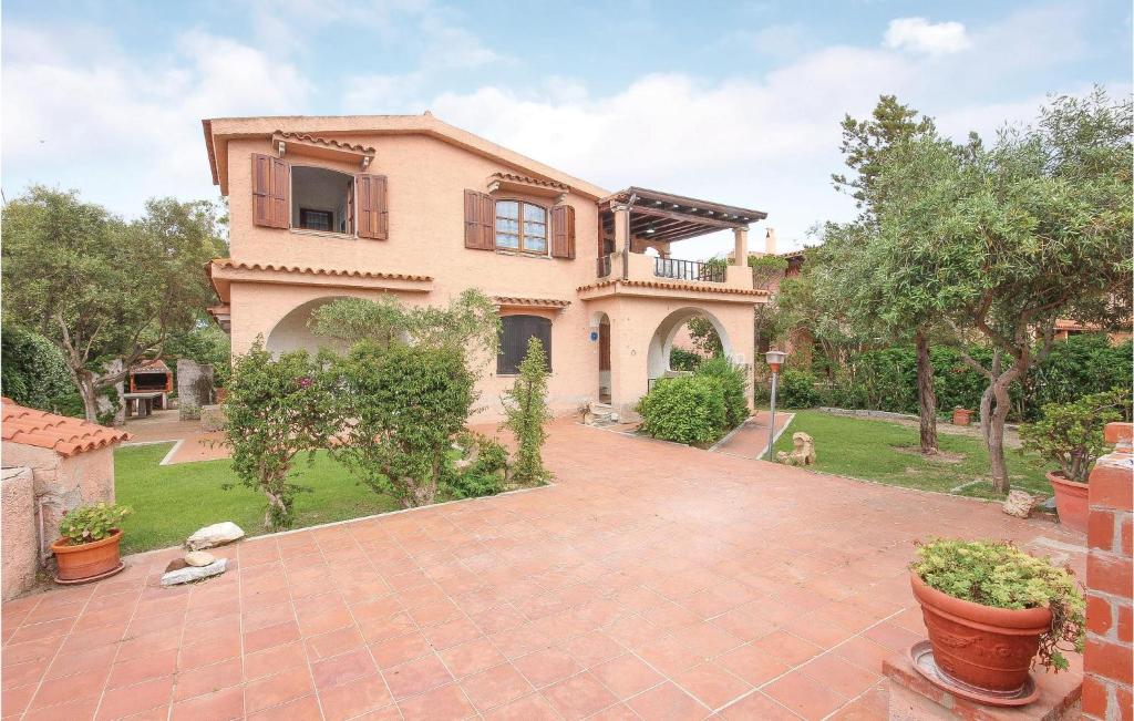 a large house with a brick driveway at Villino Mito in San Teodoro