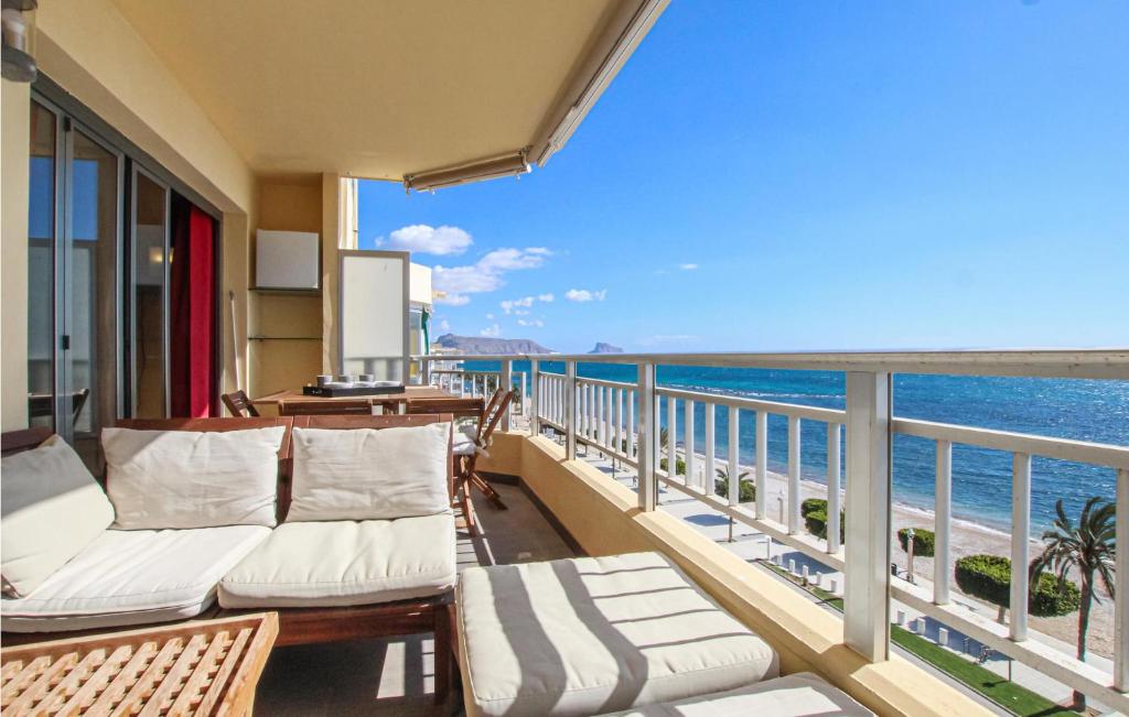 een balkon met stoelen en uitzicht op de oceaan bij Gorgeous Apartment In Altea With Wifi in Altea