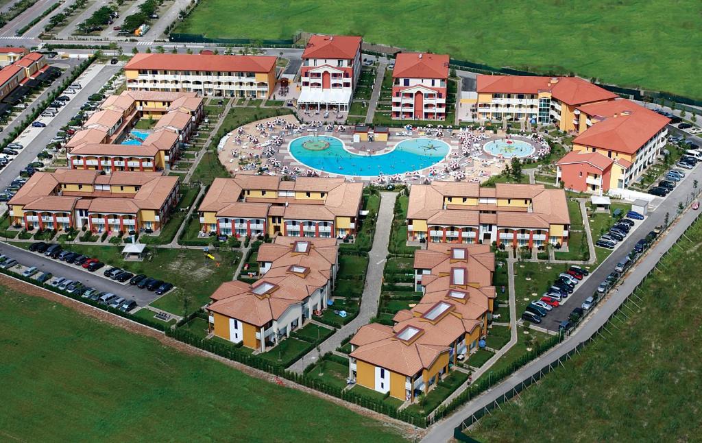 uma vista aérea de um resort com uma piscina em Pini Village Lido Altanea em Caorle