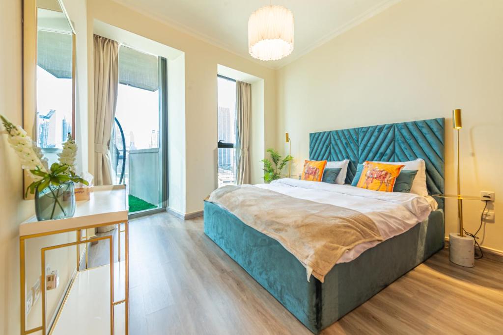 Postel nebo postele na pokoji v ubytování WORLD CLASS 2BR with full DUBAI SKYLINE & SEA view