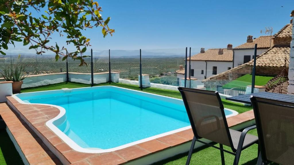 una piscina en el patio trasero de una casa en MIRADOR DE MARIA ROSA, en Baños de la Encina