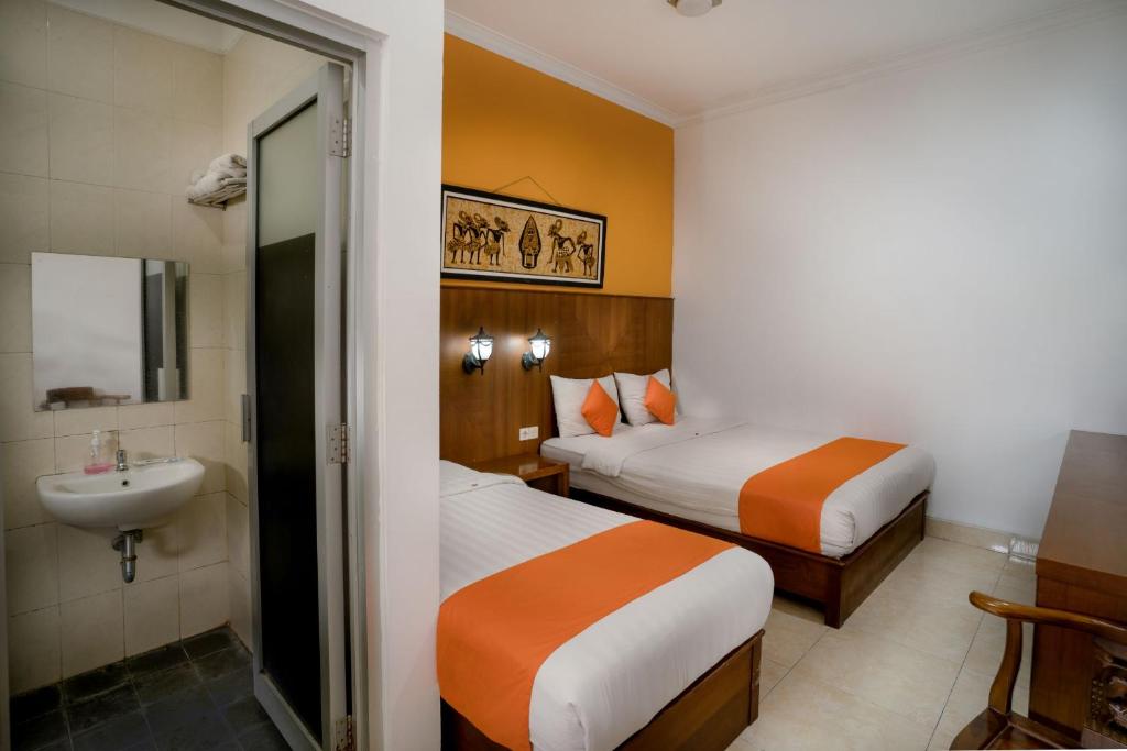 Postel nebo postele na pokoji v ubytování Hotel Poncowinatan - Tugu