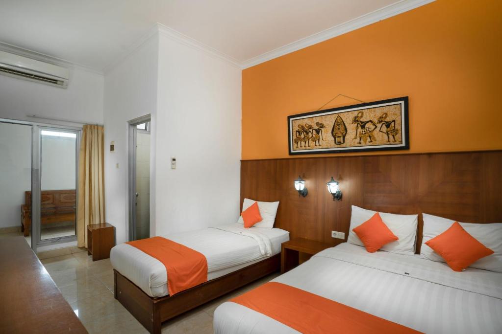 Postel nebo postele na pokoji v ubytování Hotel Poncowinatan - Tugu