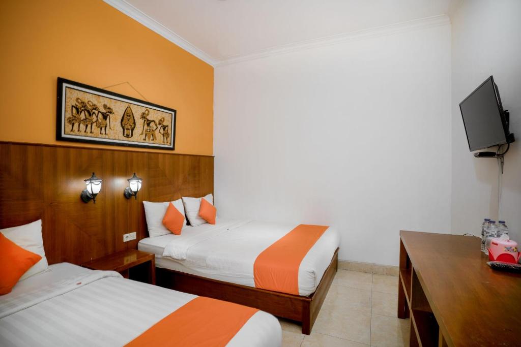 Postel nebo postele na pokoji v ubytování Hotel Poncowinatan - Tugu