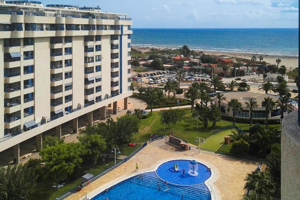 - une vue aérienne sur un hôtel et la plage dans l'établissement ApartUP Patacona Oriental, à Valence