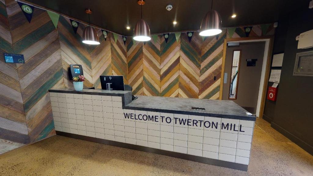 a waiting room with a counter with a welcome toversion mill at Twerton Mill in Bath 7 Min Bus to City Centre in Bath