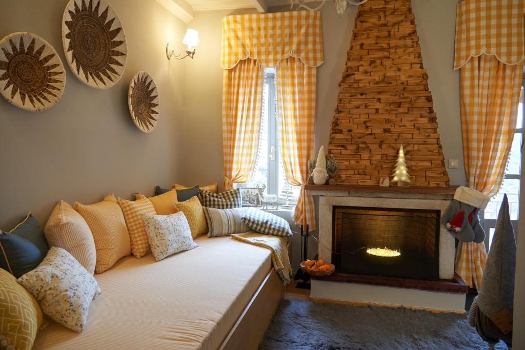 Posteľ alebo postele v izbe v ubytovaní Dandy Villas Dimitsana - a family ideal charming home in a quaint historic neighborhood - 2 fireplaces for romantic nights