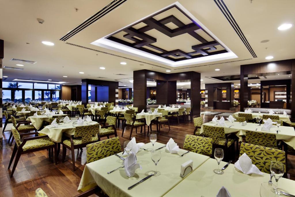A restaurant or other place to eat at The Green Park Pendik