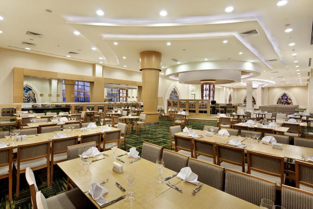 A restaurant or other place to eat at The Green Park Pendik
