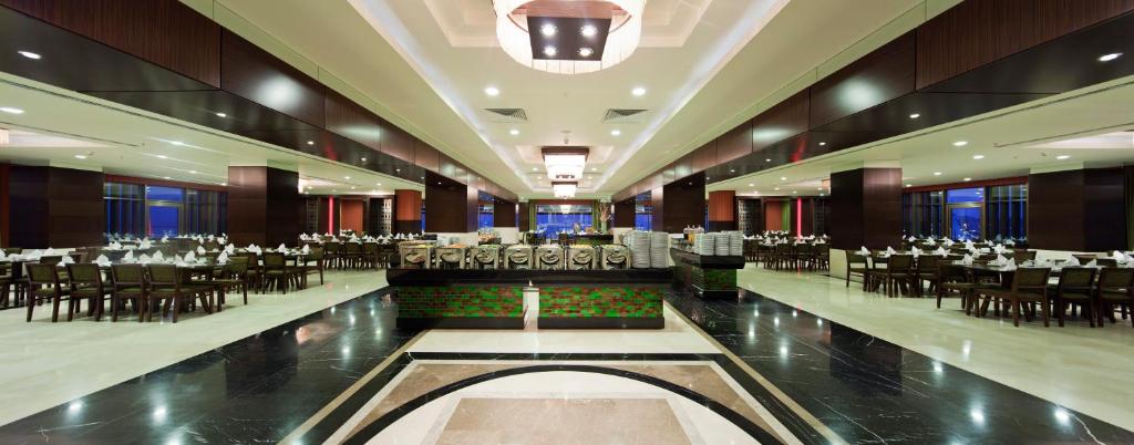 A restaurant or other place to eat at The Green Park Pendik