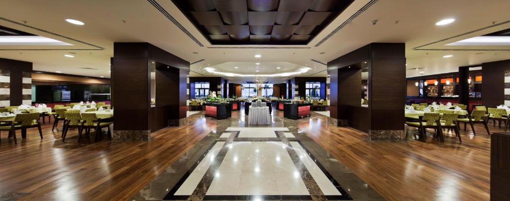 A restaurant or other place to eat at The Green Park Pendik