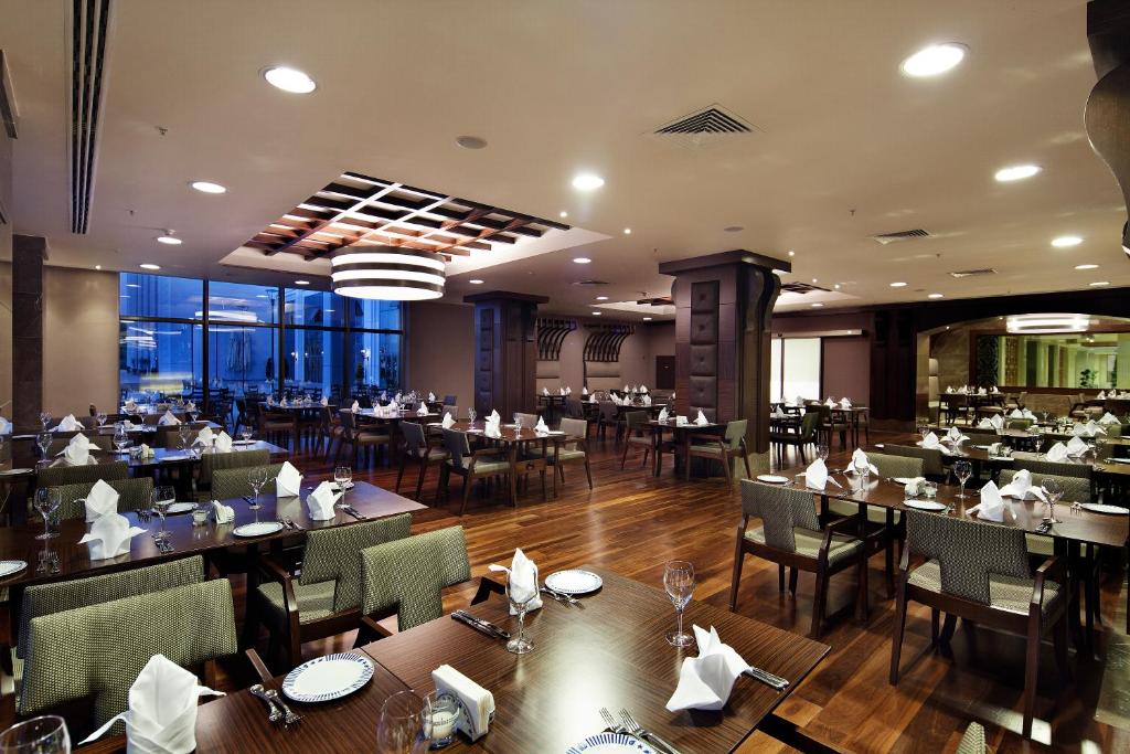 A restaurant or other place to eat at The Green Park Pendik
