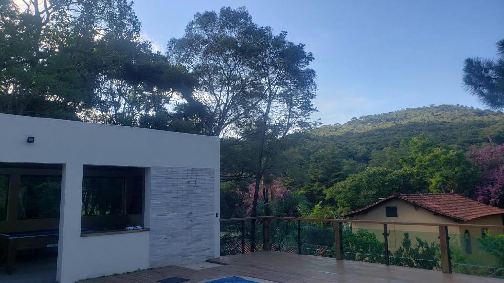 a house with a view of a mountain at Sítio Alazão in Moeda