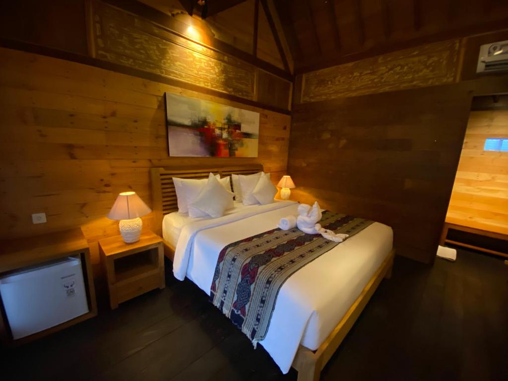 Letto o letti in una camera di Kubu Sakian Villa and Restaurant Sidemen