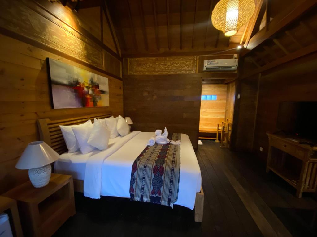 Letto o letti in una camera di Kubu Sakian Villa and Restaurant Sidemen