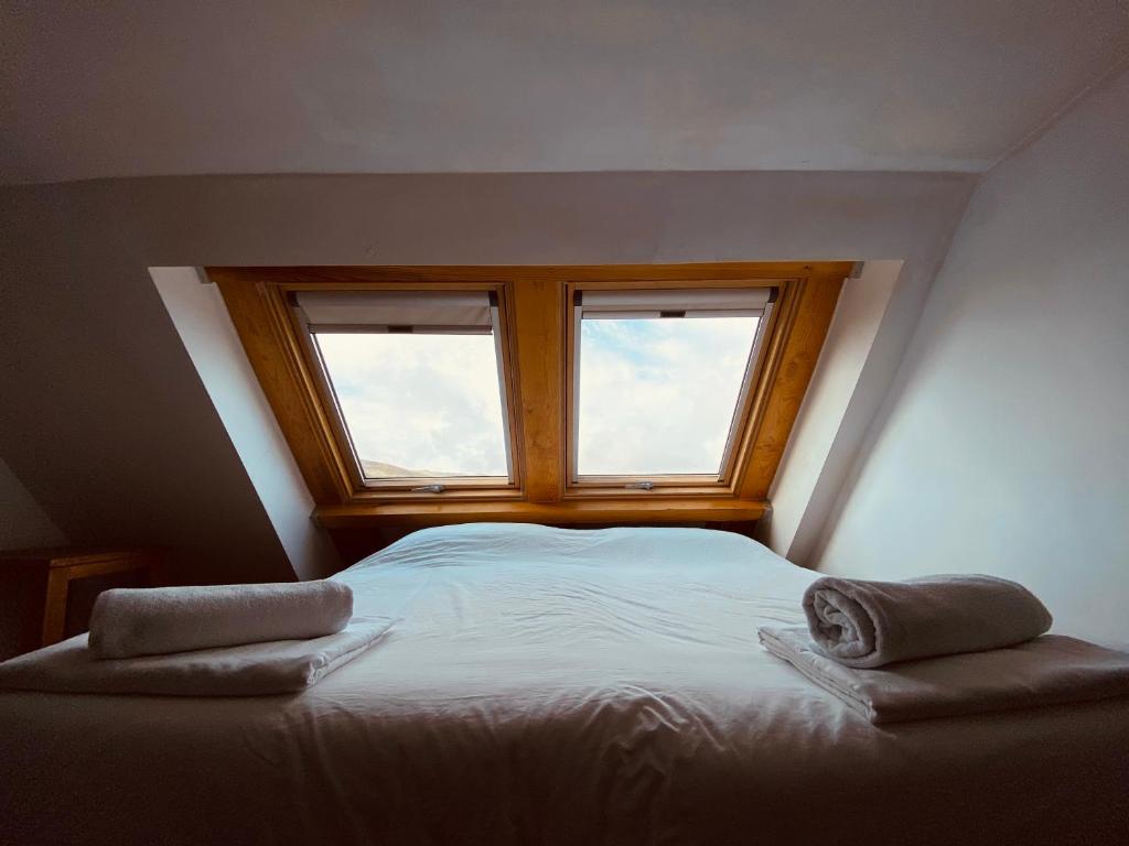 Łóżko lub łóżka w pokoju w obiekcie Apartamentos Sierra Nevada Prime Bluettravel