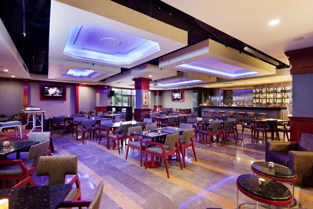 A restaurant or other place to eat at The Green Park Pendik