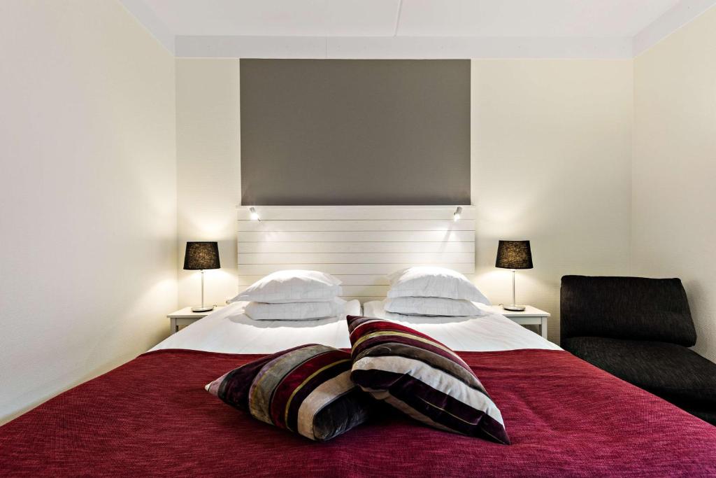 Postel nebo postele na pokoji v ubytování Best Western Plus Edward Hotel