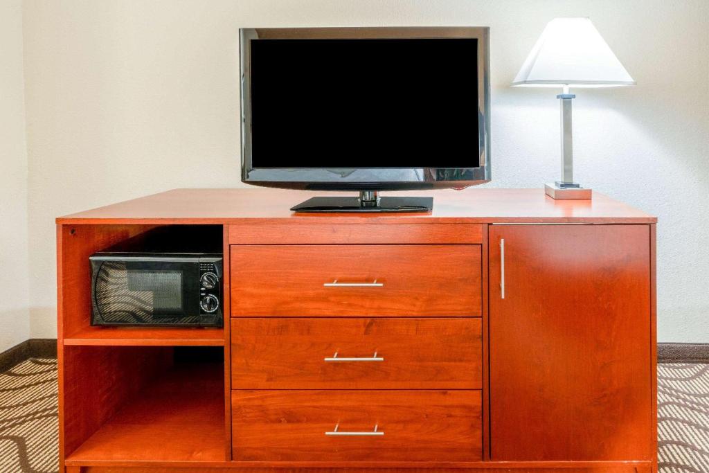 TV a/nebo společenská místnost v ubytování La Quinta by Wyndham Midwest City - Tinker AFB