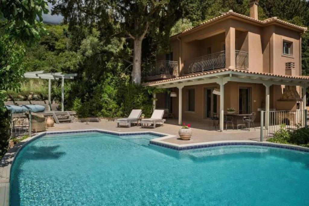 een huis met een zwembad voor een huis bij Unique Kefalonia Ionian Sands Villa in Lourdhata