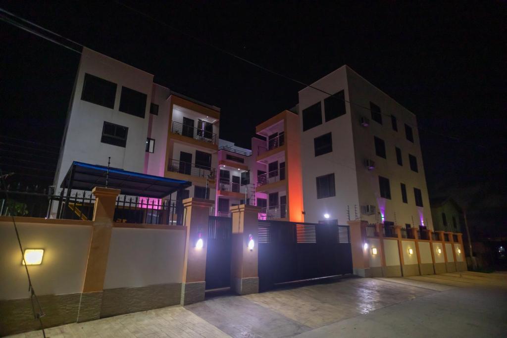 un grupo de edificios por la noche en Executive Large Room with Ensuite, en Accra